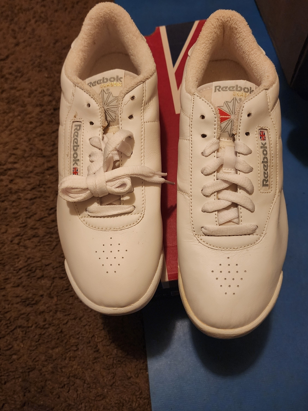 NEW/Box Reebok White Leather Women’s Sneakers with Red Accent 8.5